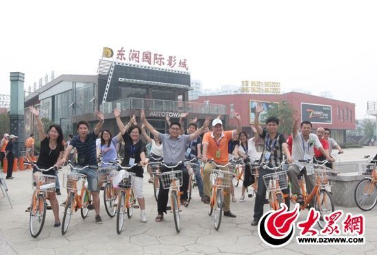 采訪團記者做好準備體驗公共自行車。 記者 郭豪 攝。